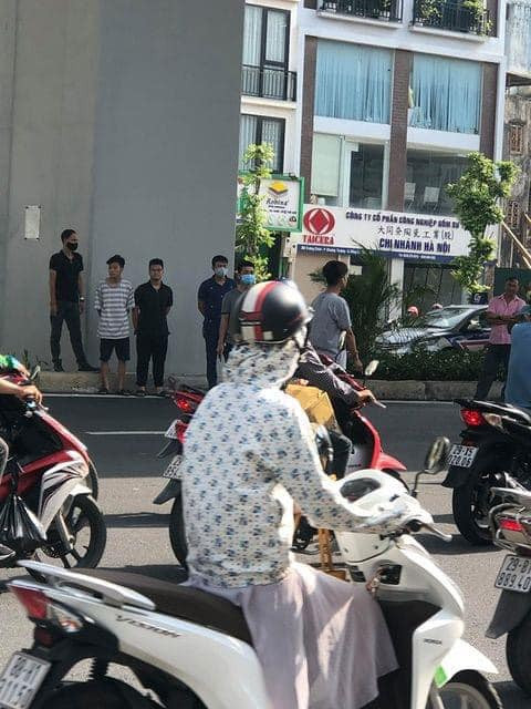 Công an quận Thanh Xuân bước đầu xác định, sự việc diễn ra đúng như đoạn clip lan truyền trên mạng xã hội 4 nam thanh niên điều khiển xe máy xảy ra va chạm với người phụ nữ đang mang bầu trên đường Trường Chinh, phường Khương Mai, quận Thanh Xuân (Hà Nội). 
