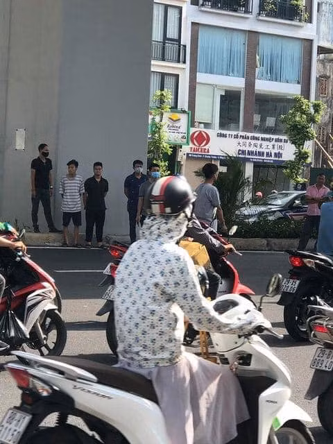 Công an quận Thanh Xuân bước đầu xác định, sự việc diễn ra đúng như đoạn clip lan truyền trên mạng xã hội 4 nam thanh niên điều khiển xe máy xảy ra va chạm với người phụ nữ đang mang bầu trên đường Trường Chinh, phường Khương Mai, quận Thanh Xuân (Hà Nội). 