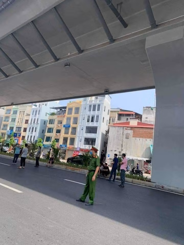 Sau khi gây tai nạn, nhóm thanh niên ngổ ngáo định bỏ đi, nhưng bị người đi đường giữ lại yêu cầu làm rõ sự việc. Tuy nhiên, nhóm này đã rút hung khí là một khúc gậy dài hùng hổ lao vào đập xe, dọa đánh nhưng người đi đường can thiệp vào sự việc. 