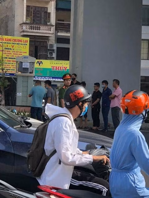 Như đã thông tin, chiều 24/9, trên mạng xã hội lan truyền đoạn clip ghi lại cảnh nhóm thanh niên đi trên 2 xe máy lưu thông trên đường Trường Chinh đã xảy ra chạm với người phụ nữ đi xe máy. 
