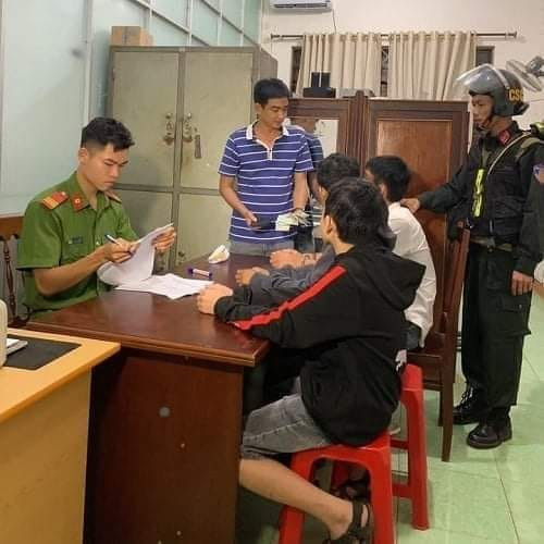 Hiện vụ thanh niên đập phá xe sau khi tông bà bầu đang được cơ quan chức năng điều tra, làm rõ. 