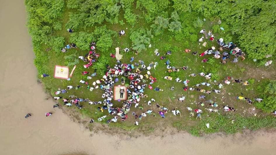 Lúc này, tài xế xe tải Giáp Văn Tuyền đi qua nhìn thấy đã không chút do dự lao xuống sông cứu. Tiếp cận được nữ nạn nhân nhưng trong quá trình đưa vào bờ do dòng nước cuốn mạnh, tài xế xe tải bị đuối sức, nước chảy đã cuốn 2 người ra giữa dòng rồi mất tích.