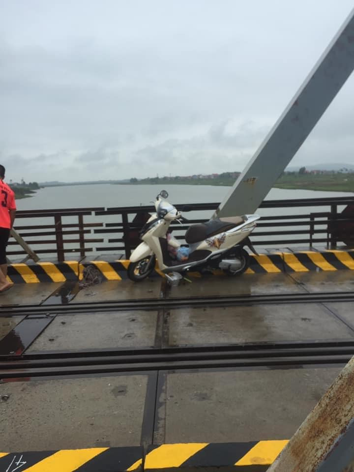 Ngay sau khi nhận được tin báo, lực lượng chức năng nhanh chóng có mặt tại hiện trường tổ chức tìm kiếm tung tích hai nạn nhân. Người thân nạn nhân cũng đến hiện trường gào khóc thảm thiết. 