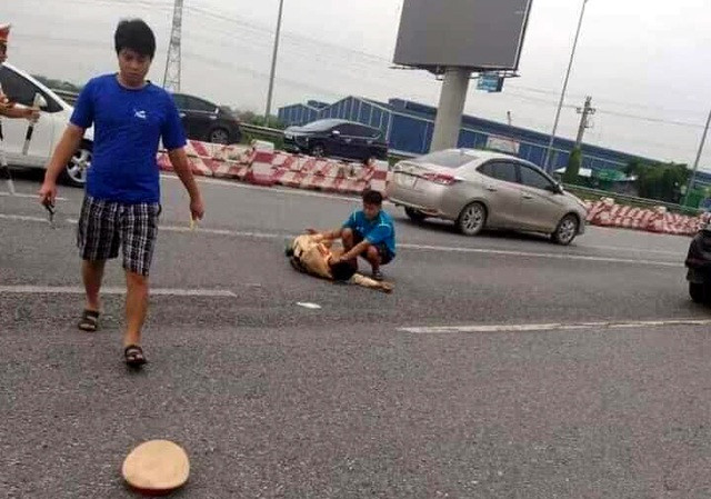 CSGT gay chan sau khi bi xe phan khoi lon va quet
