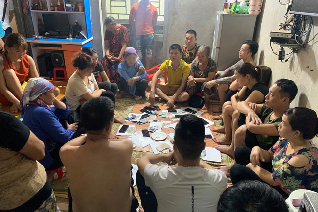  3.Triệt phá tụ điểm đánh bạc dưới hình thức xóc đĩa: Ngày 23/9, Công an tỉnh Lào Cai vừa triệt phá thành công tụ điểm đánh bạc dưới hình thức xóc đĩa ăn tiền, bắt giữ 23 đối tượng cùng nhiều tang vật có liên quan. Chủ xới bạc trên là Nguyễn Thành Long (SN 1987 trú tại thị trấn Mường Khương) khai nhận đã thuê phòng trọ trên để làm tụ điểm đánh bạc, tuy nhiên vừa mới tổ chức thì đã bị bắt giữ.