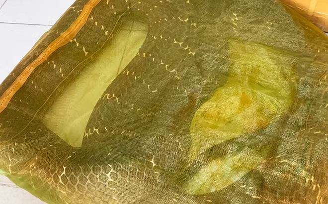  7. Bị bắt vì chở rắn hổ mang chúa 20 kg đi bán: Ngày 22/9, Công an huyện Hóc Môn, TP.HCM đang tạm giữ ông D.V.T. (ngụ tỉnh Đồng Nai) để điều tra về hành vi vận chuyển trái phép động vật thuộc danh mục loài nguy cấp, quý hiếm được ưu tiên bảo vệ. ông D.V.T. đi xe máy chở theo một thùng xốp, bên trong có túi lưới đựng con rắn hổ mang chúa nặng khoảng 20 kg khi đi giao hàng cho khách thì bị công an phát hiện, bắt giữ. 