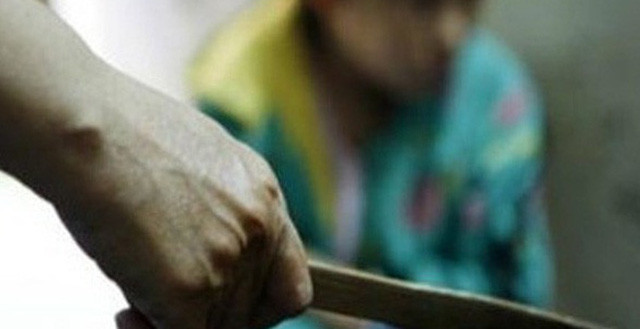  4. Bị chồng chém trọng thương vì bỏ về nhà mẹ đẻ: Ngày 22/9, TAND TP Hà Nội tuyên phạt Nguyễn Hữu Đạo (SN 1974, ở Mê Linh, Hà Nội) án 15 năm tù về tội “Giết người”. Nạn nhân trong vụ là vợ và mẹ vợ của bị cáo. Theo truy tố, Đạo kết hôn với chị B (SN 1978) nhưng 2 vợ chồng nảy sinh mâu thuẫn nên chị B bỏ về sống với mẹ đẻ là bà P. Không bằng lòng nên Đạo đã tới nhà chém vợ và mẹ vợ trọng thương. (Ảnh minh họa).