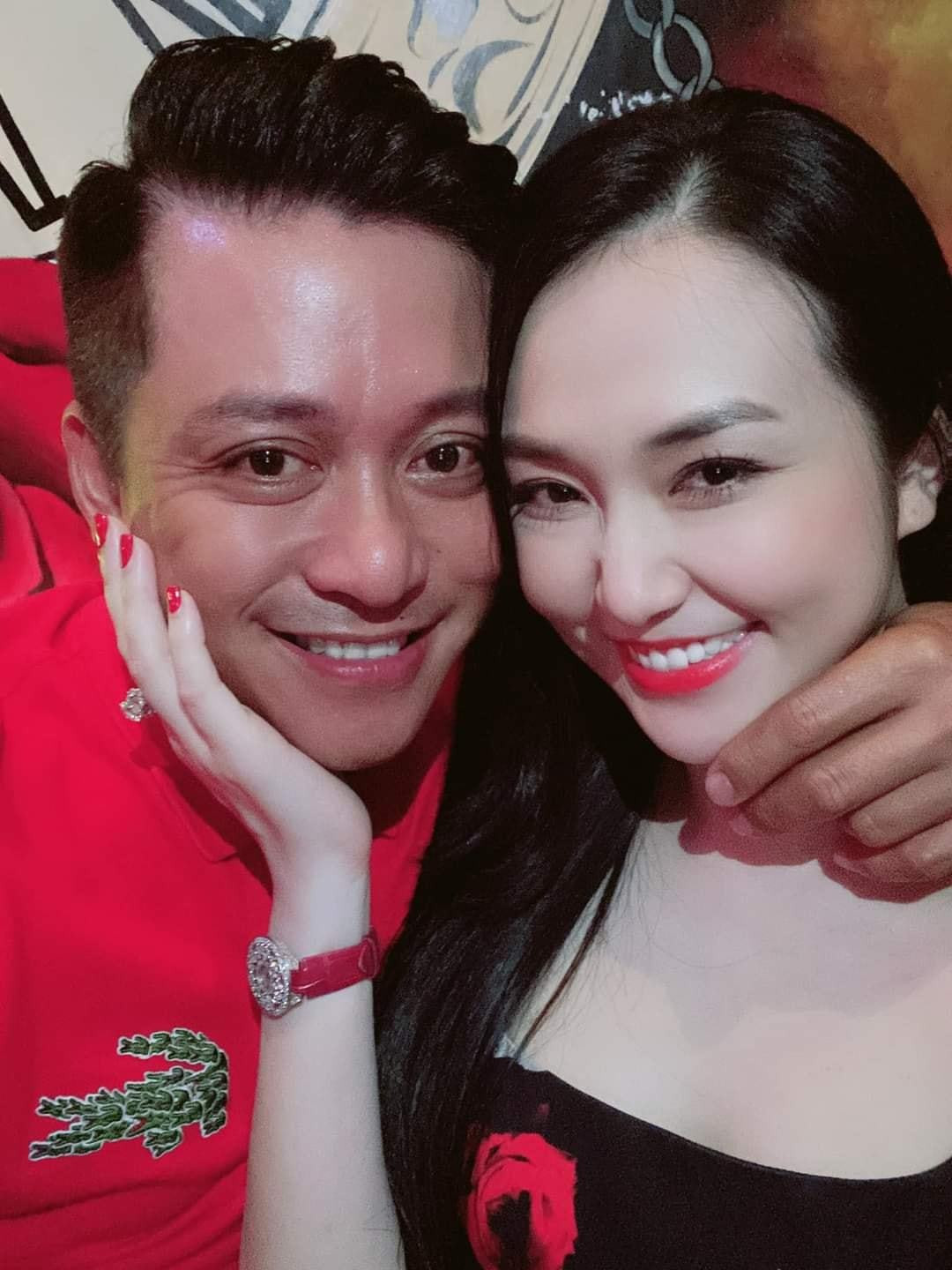 Tam nghi hat, Tuan Hung danh thoi gian rieng tu ben vo