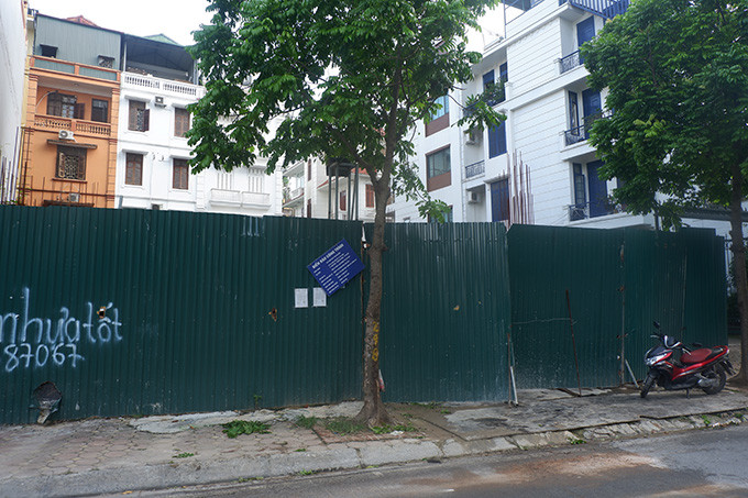 Theo đó, ngày 24/9/2019, UBND quận Ba Đình cấp giấy phép xây dựng "nhà ở riêng lẻ" tại thửa đất lô 3B (phố Sơn Tây, phường Điện Biên, Ba Đình, Hà Nội), diện tích 311,7m2. Công trình có 1 tầng hầm 267,7m2, tổng diện tích xây dựng 1.420m2 và chiều cao công trình tính từ cốt hè phố Trần Phú đến mái công trình là 19,35m.