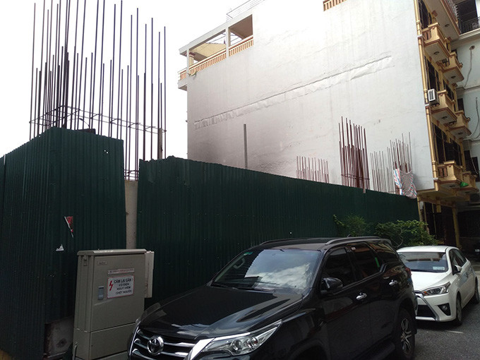 Trước những phản ảnh của người dân về công trình "lạ", nhà ở nhưng có đến 4 tầng hầm ở phố Sơn Tây, phường Điện Biên gây xôn xao dư luận, đầu tháng 9/2020, Bí thư Quận ủy Ba Đình đến gặp gỡ người dân để lắng nghe ý kiến. Ngoài ông Hoàng Minh Dũng Tiến, bí thư Quận ủy, còn có ông Nguyễn Phú Quốc, chủ nhiệm Ủy ban kiểm tra Quận ủy.