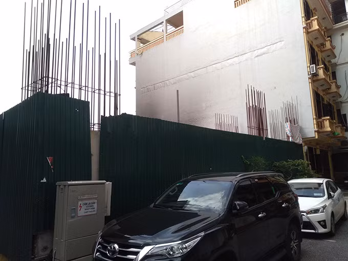 Trước những phản ảnh của người dân về công trình "lạ", nhà ở nhưng có đến 4 tầng hầm ở phố Sơn Tây, phường Điện Biên gây xôn xao dư luận, đầu tháng 9/2020, Bí thư Quận ủy Ba Đình đến gặp gỡ người dân để lắng nghe ý kiến. Ngoài ông Hoàng Minh Dũng Tiến, bí thư Quận ủy, còn có ông Nguyễn Phú Quốc, chủ nhiệm Ủy ban kiểm tra Quận ủy.