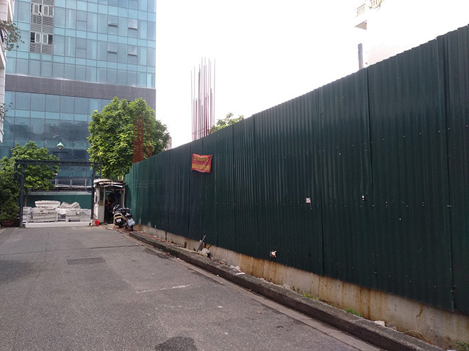 Tuy nhiên, đối chiếu với Quy chuẩn xây dựng Việt Nam 01:2008/BXD, thì mật độ xây dựng ở đây nằm trong khoảng 65-68%, không thể theo GPXD đã cấp là 100%, điều này không đúng quy chuẩn và quy hoạch xây dựng Việt Nam.