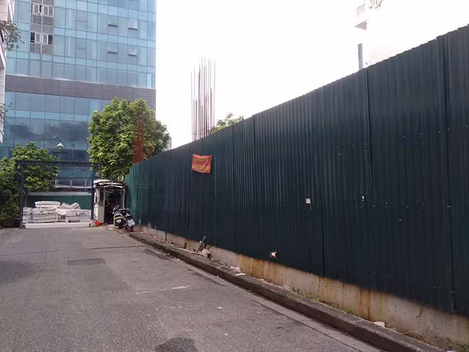 Tuy nhiên, đối chiếu với Quy chuẩn xây dựng Việt Nam 01:2008/BXD, thì mật độ xây dựng ở đây nằm trong khoảng 65-68%, không thể theo GPXD đã cấp là 100%, điều này không đúng quy chuẩn và quy hoạch xây dựng Việt Nam.