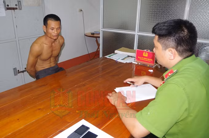  7. “Nghịch tử” dùng búa đinh đánh bố tử vong có tiền sử bệnh tâm thần: Liên quan đến vụ giết người xảy ra tại huyện Phú Bình, tỉnh Thái Nguyên khiến một người tử vong tại chỗ, Công an tỉnh Thái Nguyên đang tạm giữ đối tượng Ân Văn Hiền (SN 1982 - là con đẻ của nạn nhân) để điều tra. Công an cho biết, đối tượng này có tiền sử bệnh tâm thần. 