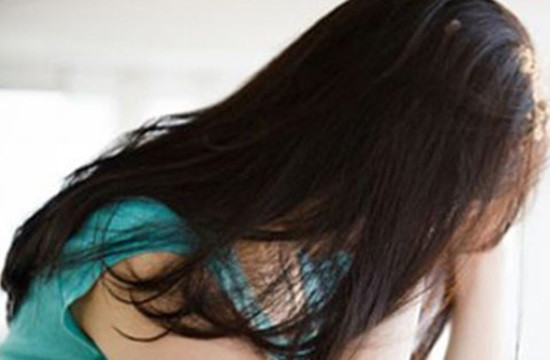  5. Dùng ảnh nóng tống tình, tiền bé gái 12 tuổi: Ngày 20/9, Công an tỉnh Vĩnh Phúc, khởi tố bị can, bắt tạm giam đối với Nguyễn Anh Tuấn, SN 2003 ở huyện Tam Dương để điều tra xử lý về tội Hiếp dâm người dưới 16 tuổi và Cưỡng đoạt tài sản. Tuấn dùng tài khoản Facebook tán tỉnh cháu V.T.T (SN 2008 ở huyện Tam Dương). Sau khi nạn nhân gửi ảnh nóng Tuấn đã dùng những tấm ảnh này để tống tình, tiền nạn nhân.