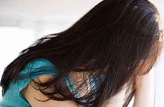  5. Dùng ảnh nóng tống tình, tiền bé gái 12 tuổi: Ngày 20/9, Công an tỉnh Vĩnh Phúc, khởi tố bị can, bắt tạm giam đối với Nguyễn Anh Tuấn, SN 2003 ở huyện Tam Dương để điều tra xử lý về tội Hiếp dâm người dưới 16 tuổi và Cưỡng đoạt tài sản. Tuấn dùng tài khoản Facebook tán tỉnh cháu V.T.T (SN 2008 ở huyện Tam Dương). Sau khi nạn nhân gửi ảnh nóng Tuấn đã dùng những tấm ảnh này để tống tình, tiền nạn nhân.