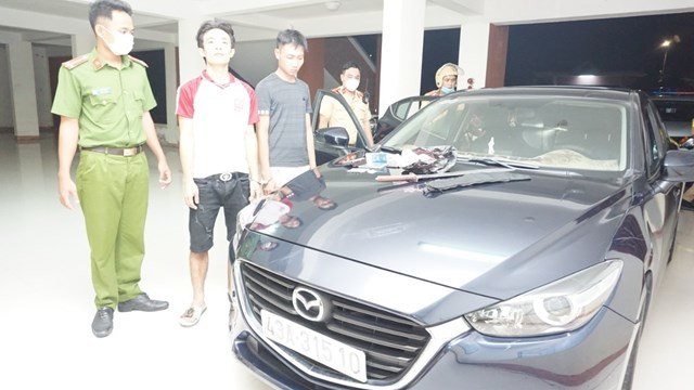  3. Truy đuổi 40km bắt 2 kẻ dương tính chất ma túy chở theo mã tấu: Ngày 24/9, Công an thị xã Điện Bàn, tỉnh Quảng Nam cho biết, vừa phát hiện lái xe là Nguyễn Văn Duy (23 tuổi, trú thị xã Điện Bàn) không xuất trình được giấy phép lái xe, trên xe có 1 gói ma túy đá (0,51 gam), 1 mã tấu và nhiều dụng cụ sử dụng ma túy. Người cùng đi là Lê Văn Quyền (24 tuổi, trú Thừa Thiên - Huế) đều dương tính với ma túy.