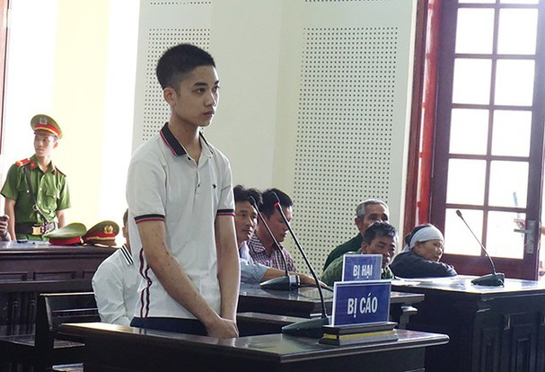  7. Nam thanh niên bênh bạn, đâm chết 2 người: Ngày 24/9, TAND cấp cao đã tuyên phạt chung thân Nguyễn Xuân Ngọc (SN 2001 trú huyện Diễn Châu) về tội “giết người” do có đơn kháng cáo xin giảm nhẹ hình phạt của bị cáo. Mâu thuẫn do việc mời uống rượu mà không uống, nhóm thanh niên đã xô xát nhau, Ngọc vì bênh bạn nên đã cầm dao đâm 2 người tử vong. 