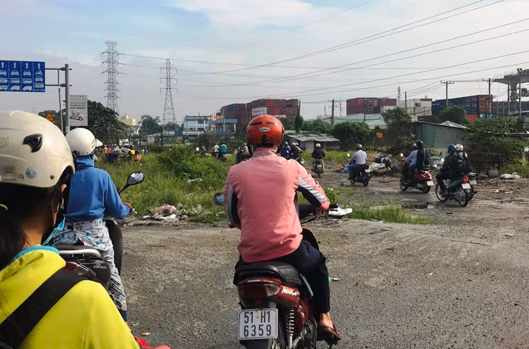 Người dân một phen khốn đốn tìm đường thoát khỏi vòng vây kẹt xe trên XLHN.