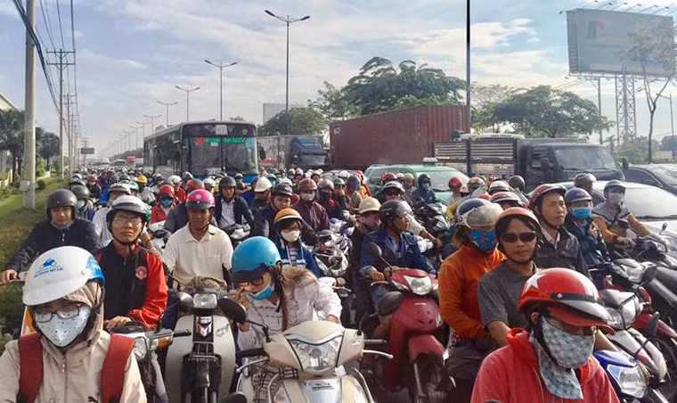 Đến hơn 9h cùng ngày, hàng nghìn người vẫn còn kẹt cứng giữa dòng xe cộ kéo dài ở cả 2 hướng trên XLHN.