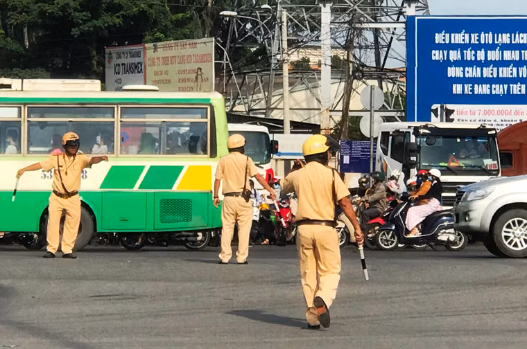 Nhiều cán bộ, chiến sĩ thuộc các Đội CSGT Rạch Chiếc, CSGT Công an quận Thủ Đức, Thanh niên xung phong...được tăng cường đến hiện trường tại các giao lộ ngã tư Thủ Đức, Bình Thái, RMK; các ngã rẽ vào cảng Trường Thọ trên XLHN để điều tiết, phân luồng giao thông.