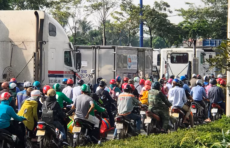 Người và xe chen kín không lối thoát...