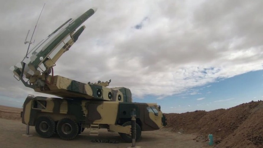 Trên xe mang phóng tự hành của Khordad 3 tích hợp sẵn một radar điều khiển hỏa lực để nâng cao khả năng độc lập khi tác chiến, tuy rằng trong điều kiện bình thường tên lửa sẽ được kết nối với đài radar chỉ huy chuyên dụng.