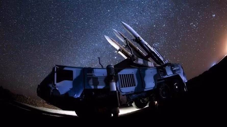 Các kỹ sư của IRGC đã nghiên cứu rất kỹ các tổ hợp Buk-M2 mà Nga bán cho Syria, họ kết hợp với một số đặc điểm của tên lửa RIM-66 Standard (SM-1) của Mỹ mà Tehran có được từ trước Cách mạng Hồi giáo 1979 để tạo ra Khordad 3.