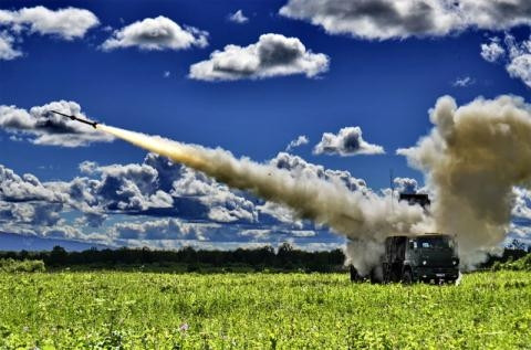 "Điều đặc biệt của Pantsir-S1 phiên bản nâng cấp là hệ thống này được trang bị 2 loại đầu đạn khác nhau với cùng tầm bắn và có thể đạt tốc độ Mach 5. Một loại đạn làm nhiệm vụ đánh chăn thật trong khi loại đạn còn lại làm nhiệm vụ đánh lừa phòng vệ đối phương", Cục thiết kế chế tạo thiết bị Shipunov (một phần của Công ty Rostec) cho biết.