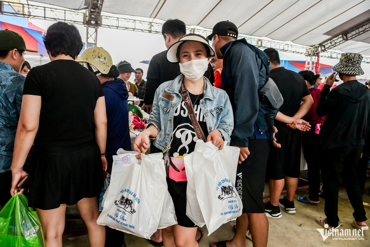 Chen chan mua thit trau Do Son voi gia 2 trieu/kg lay may-Hinh-3