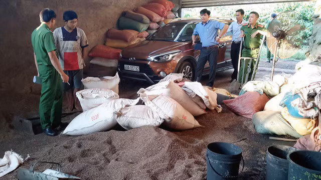 Cơ sở trộn cà phê với pin. Nguồn ảnh: Tuổi Trẻ