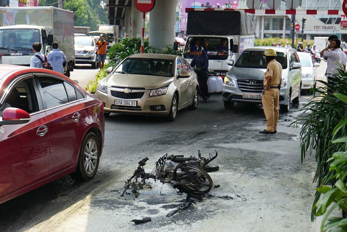 Hiện trường vụ đốt xe máy.