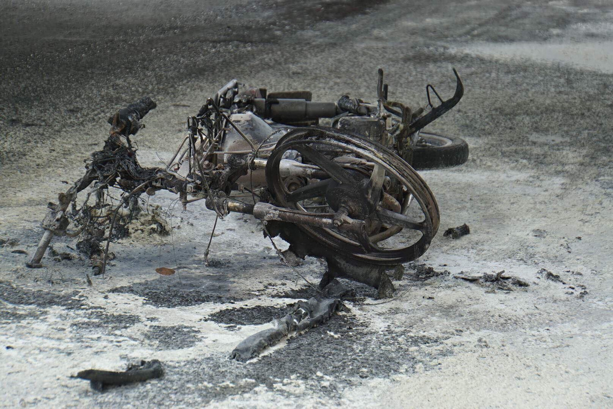 Chiếc xe bị đốt chỉ còn trơ khung.