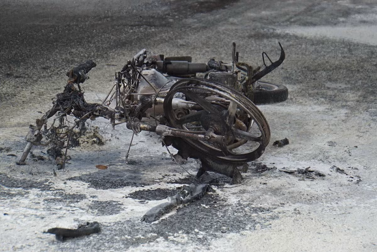 Chiếc xe bị đốt chỉ còn trơ khung.