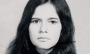 Câu chuyện của Marina Chapman khiến nhiều người kinh ngạc. Sống ở một ngôi làng xa xôi, hẻo lánh của Nam Mỹ, Marina Chapman bị bắt cóc năm 1954. Khi ấy, em mới 5 tuổi.