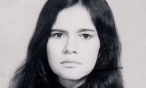 Câu chuyện của Marina Chapman khiến nhiều người kinh ngạc. Sống ở một ngôi làng xa xôi, hẻo lánh của Nam Mỹ, Marina Chapman bị bắt cóc năm 1954. Khi ấy, em mới 5 tuổi.