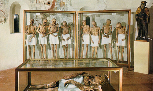 Năm 1647, trong quá trình sửa chữa nhà thờ Saint Andrew ở Venzone, tỉnh Udine, Italy, các công nhân vô tình làm vỡ một ngôi mộ và phát hiện xác ướp vẹn nguyên của một người đàn ông.