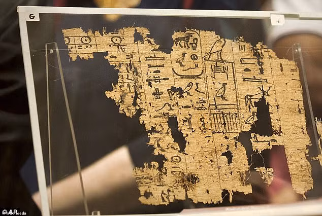 Một trong những tài liệu papyrus cổ nhất Ai Cập được các chuyên gia khảo cổ tìm thấy. Nó lần đầu tiên được trưng bày tại Bảo tàng Ai Cập.