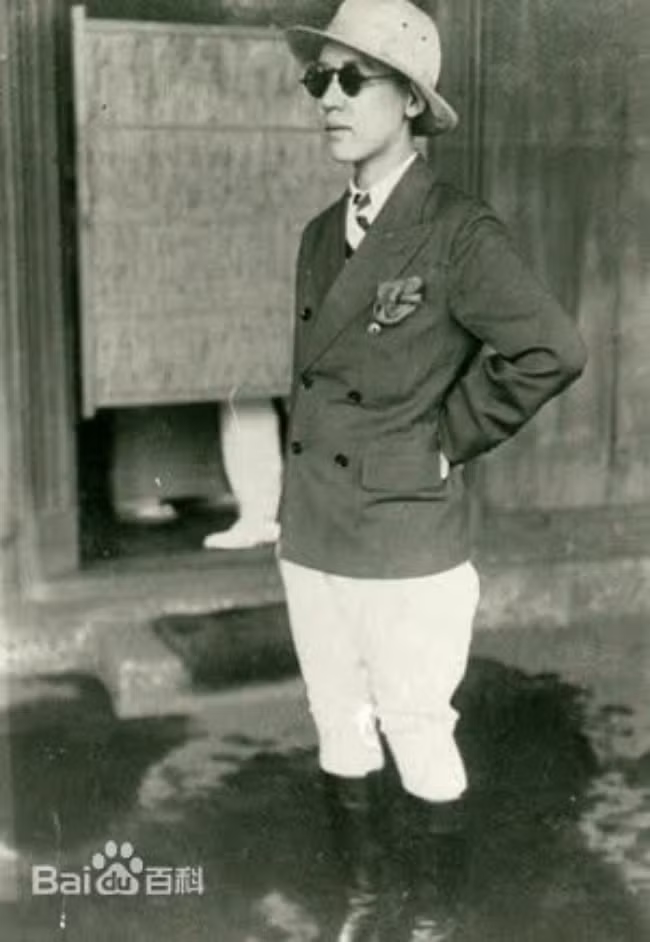 Yoshiko thay đổi hẳn, cô cắt tóc ngắn, bỏ hết những bộ trang phục nữ và chuyển sang mặc đồ Tây giống như đàn ông.