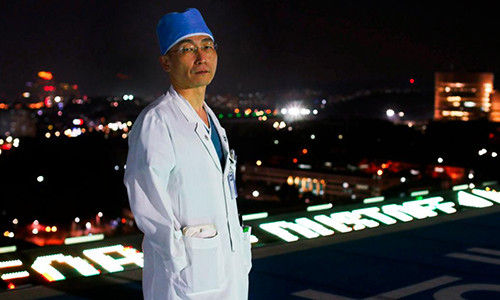 Bác sĩ Lee Cook-jong - người có công lớn trong việc cứu mạng lính Triều Tiên đào tẩu sang Hàn Quốc. Ảnh: CNN.