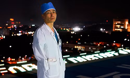 Bác sĩ Lee Cook-jong - người có công lớn trong việc cứu mạng lính Triều Tiên đào tẩu sang Hàn Quốc. Ảnh: CNN.