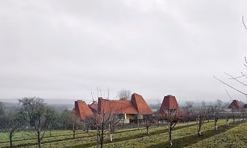 Nhà đẹp này có tường đá, lớp ngói, thoạt mới nhìn ai cũng không ưng vì các khối rời rạc, xây không quy hoạch, tốn diện tích. Nhà thấp, không cùng một khối, nên cửa sổ không nằm ở tường mà ở nóc.