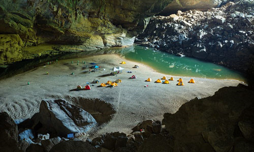 Năm 2017, Hang Sơn Đoòng được Daily Mail (Anh) bình chọn là một trong những điểm cắm trại lý tưởng nhất thế giới. Sơn Đoòng còn được tờ báo này ca ngợi là một trong những hang động tự nhiên lớn nhất thế giới.