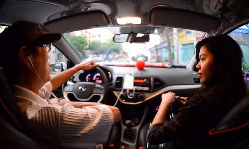 Hành khách sử dụng xe từ ứng dụng Uber tại TP.HCM - Ảnh: QUANG ĐỊNH