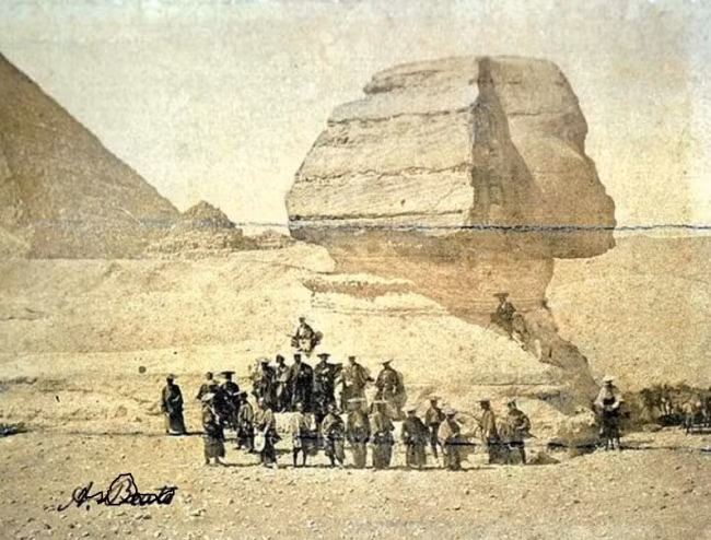 Một nhóm các samurai Nhật Bản chụp ảnh trước tượng Nhân sư của Ai Cập. Năm 1864, trên đường đến Paris, Pháp, các đại sứ Nhật Bản, dẫn đầu bởi Ikeda Nagaoki, đã đến thăm Ai Cập.