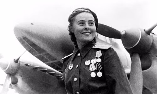 Vào thời điểm đó, Litvyak là giáo viên hướng dẫn bay đã đào tạo được 45 phi công dân sự.