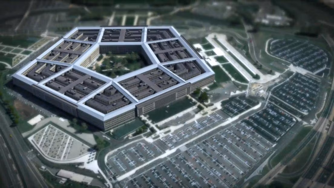 Diện tích của Lầu Năm Góc lớn gần gấp 2 lần tòa nhà Empire State ở New York. Tòa nhà được thiết kế dành cho 40.000 người làm việc, bãi đỗ xe có sức chứa 10.000 ô tô. Cùng với đó là việc tòa nhà không được cao quá 4 tầng để không chắn tầm nhìn về Washington.