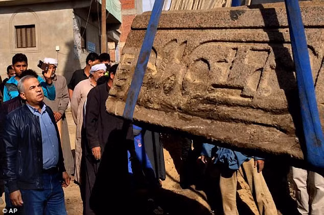 Theo các chuyên gia khảo cổ, Bảo tàng Ai Cập vĩ đại sẽ mở cửa vào năm 2018. Đây sẽ là bảo tàng cổ vật lớn nhất của Ai Cập cũng như là khu phức hợp lớn nhất thế giới với khu trưng bày các hiện vật của nền văn minh Ai Cập, trung tâm nghiên cứu khoa học, trung tâm hội nghị và một hội trường lớn. Trong ảnh là các chuyên gia cẩn thận di dời cánh cổng cổ xưa của người Ai Cập đến Bảo tàng Ai Cập vĩ đại.