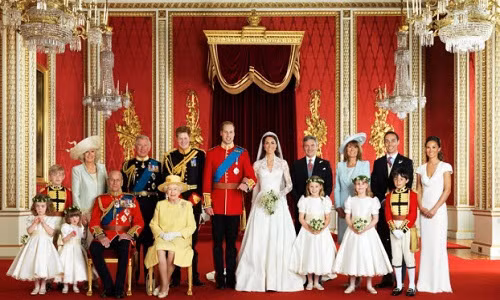 Du khách được phép tiếp cận tất cả 19 phòng chính nơi ở của Nữ hoàng Anh trong các tour tham quan mùa hè. Phòng Throne (ảnh), nơi thường được sử dụng để chụp các bức ảnh cưới hoàng gia, là một trong những địa điểm thu hút đông khách tham quan nhất.