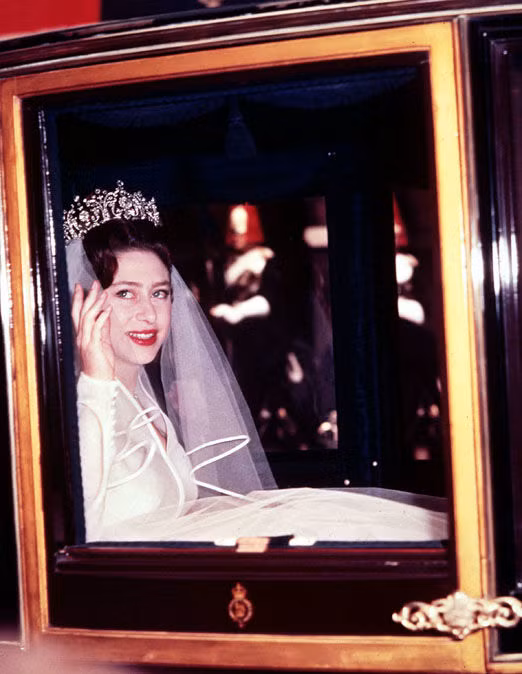 Chú rể Anthony không phải là vương tôn công tử nên sau khi kết hôn với Công chúa Margaret được phong hàm bá tước Snowdon.